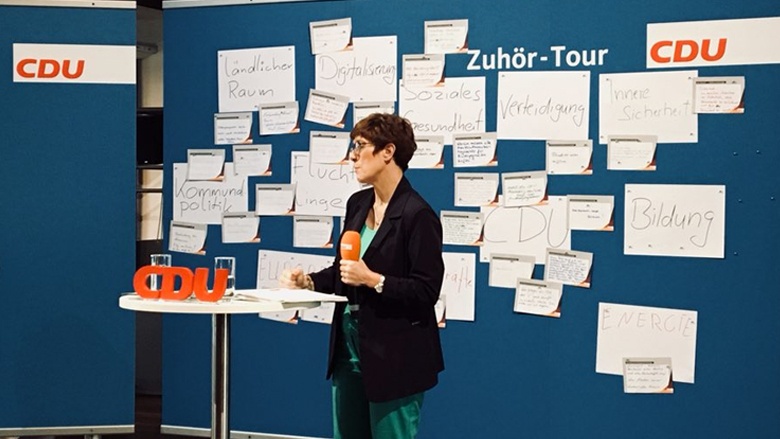 Auf demBild sieht man: CDU-Generalsekretärin Annegret Kramp-Karrenbauer erläutert in Greifswald Hintergründe.