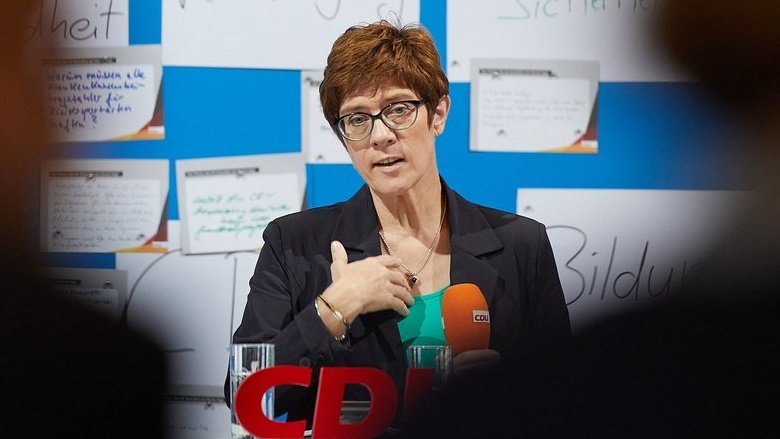 Auf dem Foto sieht man: CDU-Generalsekretärin Annegret Kramp-Karrenbauer erläutert in Greifswald Hintergründe.