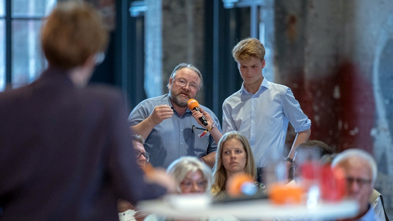 Auf dem Foto sieht man zwei Mitglieder Fragen stellen an AKK.
