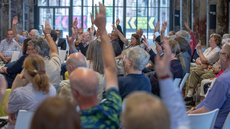 Auf dem Bild sieht man eine Abstimmung: Auch in Lübeck beteiligen sich die Teilnehmer rege.