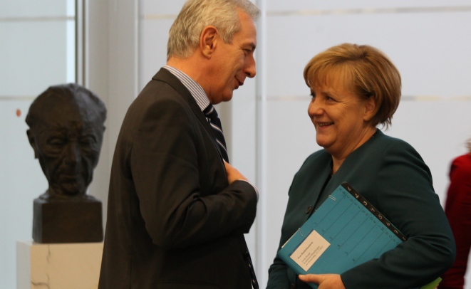 Stanislaw Tillich und Angela Merkel im Gespräch zu Beginn der Großen Runde