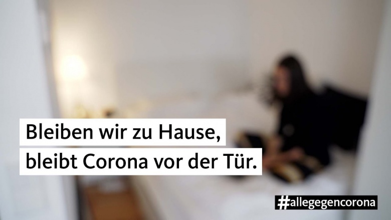 bleiben_wir_zu_hause_bleibt_corona_vor_der_tuer.