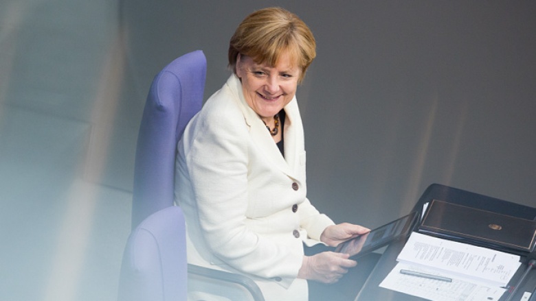 Bundeskanzlerin Angela Merkel mit ihrem Tablet im Bundestag