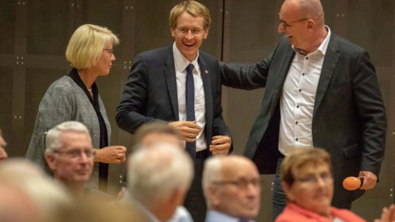 Schleswig-Holsteins Ministerpräsident Daniel Günther wird in die Abläufe der Zuhör-Tour eingeführt