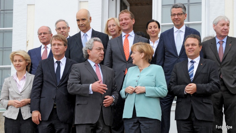 Bundeskanzlerin Angela Merkel mit Arbeitgeberpräsident Dieter Hundt und Regierungsvertretern in Meseburg