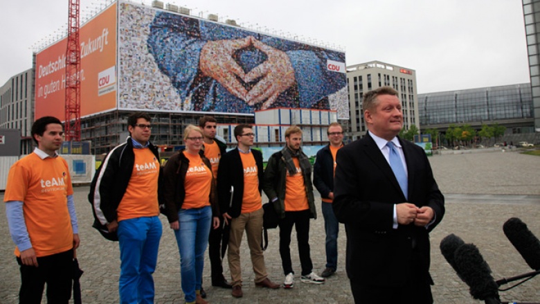 CDU-Generalsekretär Hermann Gröhe und Unterstützer des teAM Deutschland bei der Vorstellung des Multipicture in Berlin