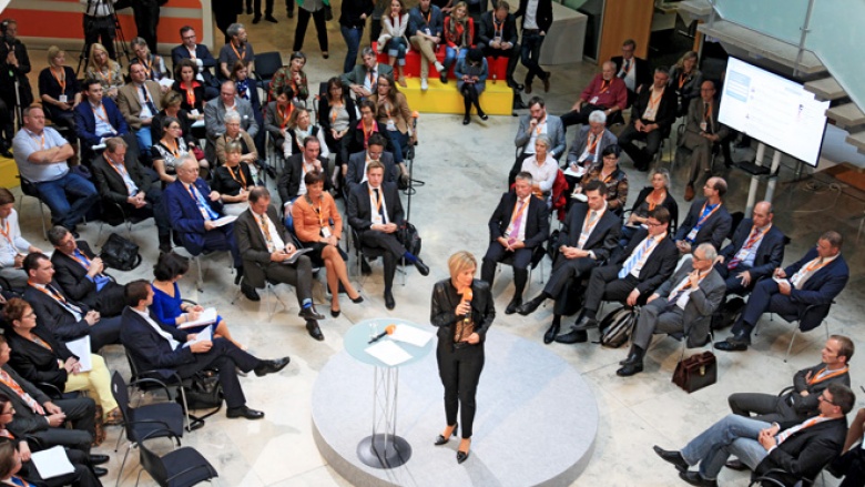 Julia Klöckner eröffnet die Open-Space-Veranstaltung zum Thema Nachhaltigkeit. Julia Klöckner eröffnet die Open-Space-Veranstaltung zum Thema Nachhaltigkeit.