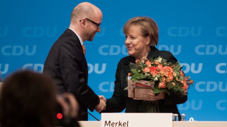 Peter Tauber und Angela Merkel beim 27. Parteitag in Köln