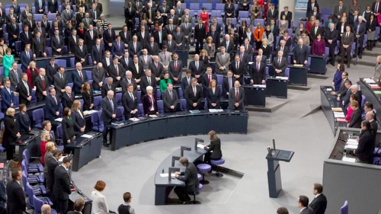 Die Abgeordneten legten eine Schweigeminute ein und um der Opfer der Pariser Anschläge. Die Abgeordneten legten eine Schweigeminute ein und um der Opfer der Pariser Anschläge.