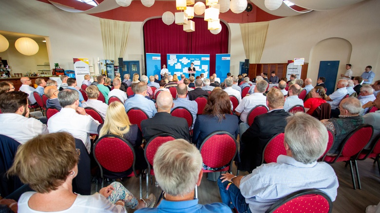 Das Bild zeigt einen voll besetzten Saal. Viele Mitglieder der CDU sind nach Schwerin gekommen, um ihre dringendsten Fragen zur Zukunftspolitik der CDU an CDU-Generalsekretärin Annegret Kramp-Karrenbauer zu richten.