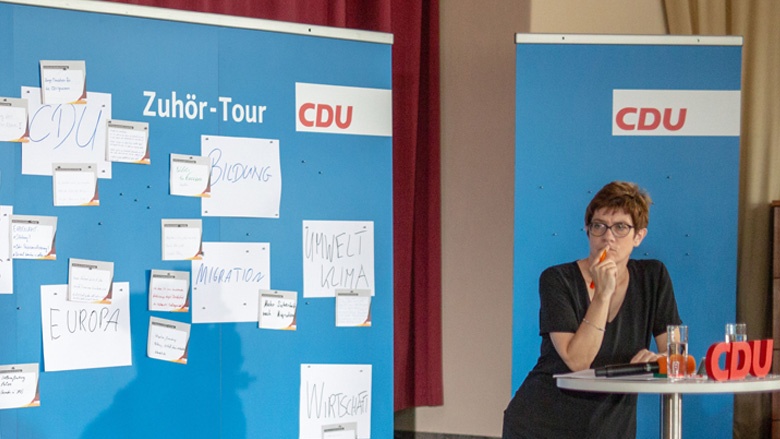 Das Bild zeigt: CDU-Generalsekretärin Annegret Kramp-Karrenbauer hört sich die Fragen der CDU-Mitglieder aus Mecklenburg-Vorpommern genau an.