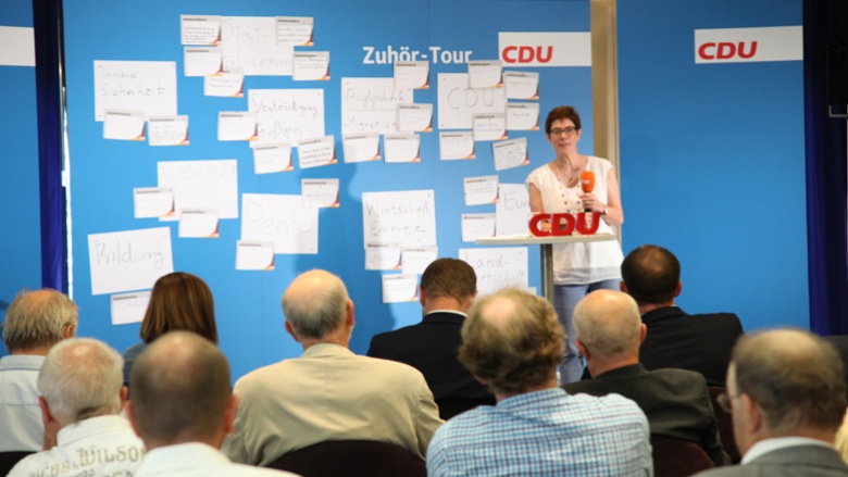 Das Bild zeigt: CDU-Generalsekretärin Annegret Kramp-Karrenbauer erläutert in Chemnitz den Ablauf der Veranstaltung. 