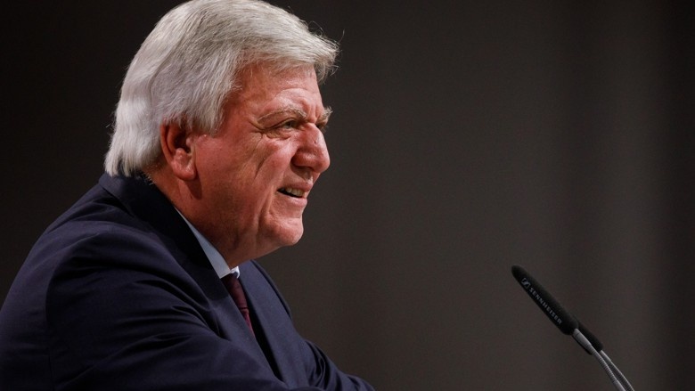 Hessens Ministerpräsident und CDU-Landeschef Volker Bouffier während seiner Danksagung an Angela Merkel auf dem 31. Parteitag der CDU in Hamburg Hessens Ministerpräsident und CDU-Landeschef Volker Bouffier während seiner Danksagung an Angela Merkel auf dem 31. Parteitag der CDU in Hamburg
