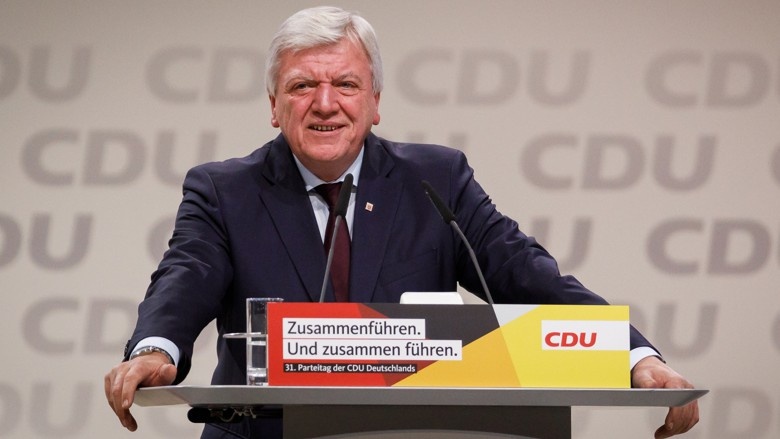 Hessens Ministerpräsident und CDU-Landeschef Volker Bouffier während seiner Danksagung an Angela Merkel auf dem 31. Parteitag der CDU in Hamburg Hessens Ministerpräsident und CDU-Landeschef Volker Bouffier während seiner Danksagung an Angela Merkel auf dem 31. Parteitag der CDU in Hamburg