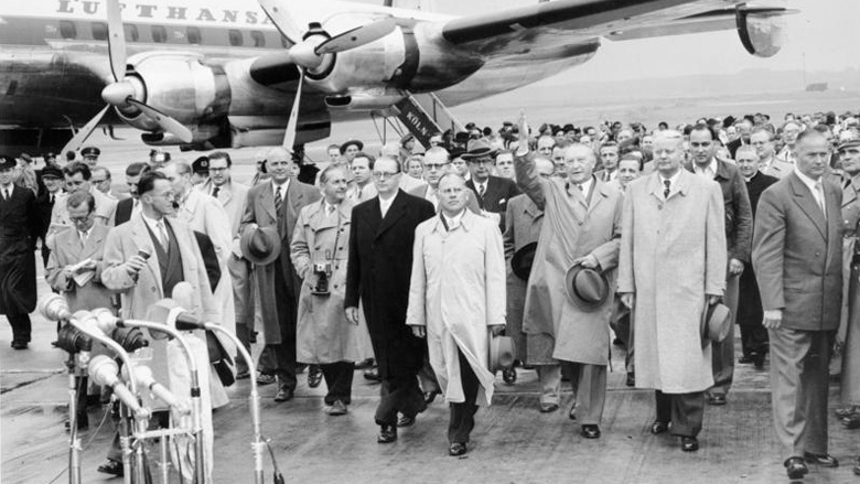 Konrad Adenauer bei seiner Rückkehr aus Moskau am 14. September 1955 Konrad Adenauer bei seiner Rückkehr aus Moskau am 14. September 1955
