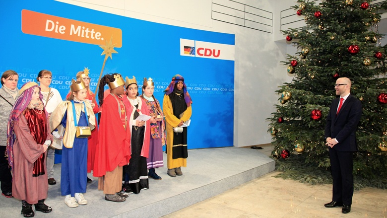 Die Sternsinger am Dreikönigsfest zu Gast im Konrad-Adenauer-Haus Die Sternsinger am Dreikönigsfest zu Gast im Konrad-Adenauer-Haus