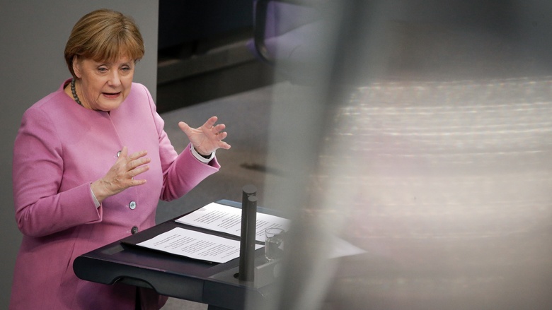 Angela Merkel während der Regierungserklärung im Bundestag Angela Merkel während der Regierungserklärung im Bundestag