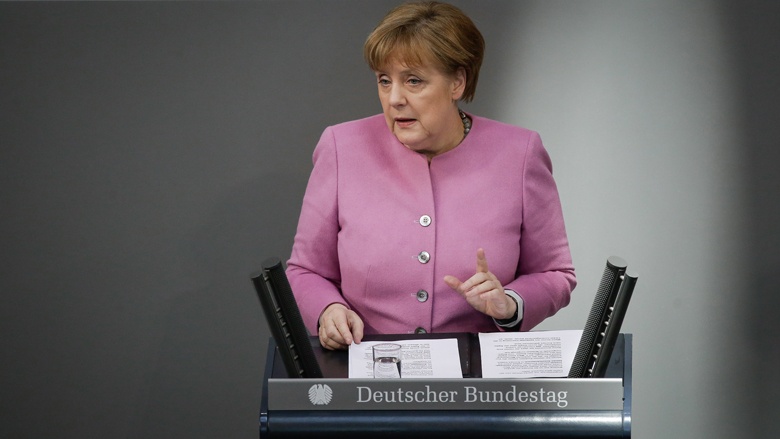 Angela Merkel während der Regierungserklärung im Bundestag Angela Merkel während der Regierungserklärung im Bundestag