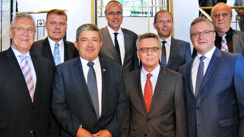 Der Bundesinnenminister mit den Unions-Innenministern der Länder Der Bundesinnenminister mit den Unions-Innenministern der Länder
