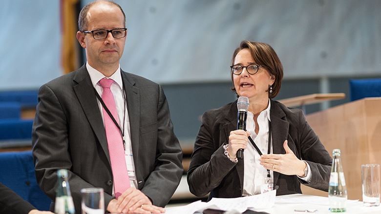 Annette Widmann-Mauz und Michael Brand stellen im Plenum die Ergebnisse der Workshops beim Deutschlandkongress vor