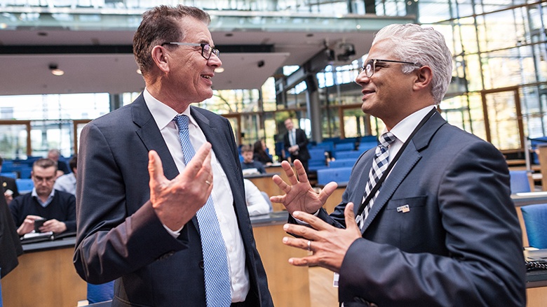 Bundesminister Gerd Müller im Gespräch mit dem Bonner Oberbürgermeister Ashok Sridharan