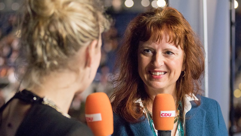 Arita Hacker feiert ihren Geburtstag auf dem CDU-Parteitag Arita Hacker feiert ihren Geburtstag auf dem CDU-Parteitag
