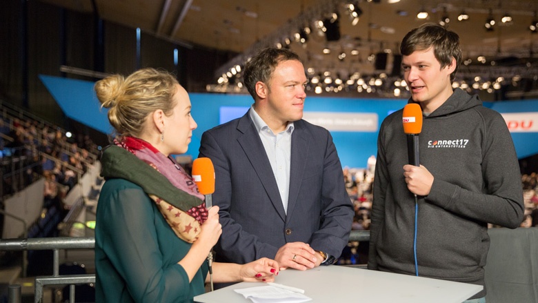 Mario Voigt und Conrad Clemens erläutern den Tür-zu-Tür-Wahlkampf
