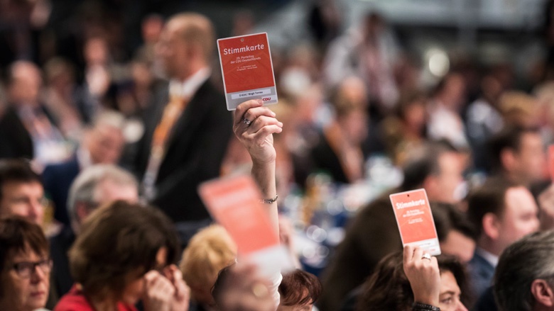 Stimmabgabe im Plenum 