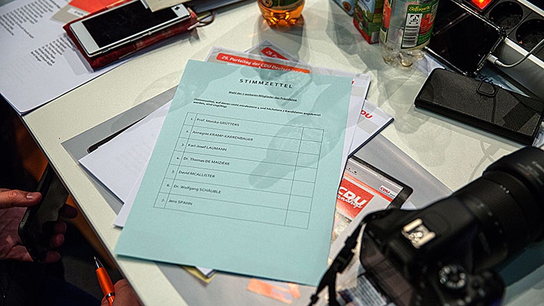 Stimmzettel beim 29. Parteitag der CDU Deutschlands Stimmzettel beim 29. Parteitag der CDU Deutschlands