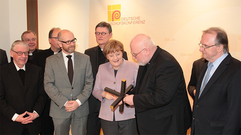 Der Vorsitzende der Deutschen Bischofskonferenz, Reinhard Kardinal Marx, überreichte der CDU-Vorsitzenden Bundeskanzlerin Angela Merkel ein besonderes Kreuz. Der Vorsitzende der Deutschen Bischofskonferenz, Reinhard Kardinal Marx, überreichte der CDU-Vorsitzenden Bundeskanzlerin Angela Merkel ein besonderes Kreuz.