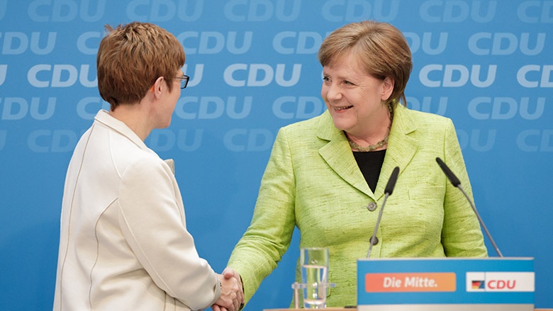 Angela Merkel gratuliert Annegret Kramp-Karrenbauer Angela Merkel gratuliert Annegret Kramp-Karrenbauer