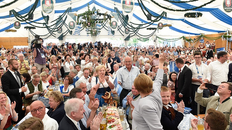 Prall gefülltes Festzelt Prall gefülltes Festzelt