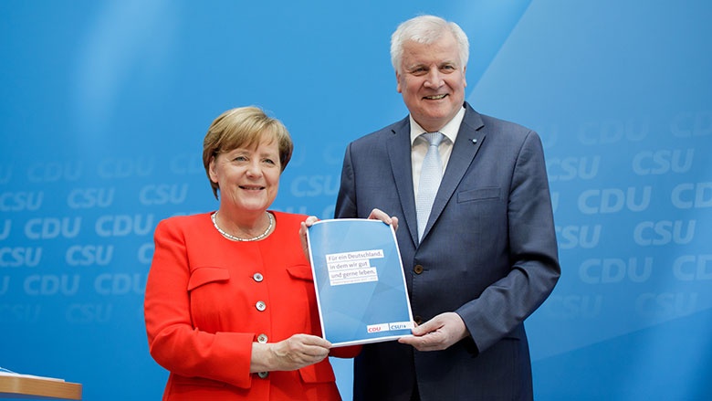 Angela Merkel und Horst Seehofer präsentieren das Regierungsprogramm Angela Merkel und Horst Seehofer präsentieren das Regierungsprogramm