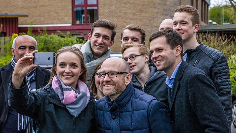 Selfie von Landtagskandidatin Birte Glißmann und ihren Unterstützern mit Peter Tauber Selfie von Landtagskandidatin Birte Glißmann und ihren Unterstützern mit Peter Tauber