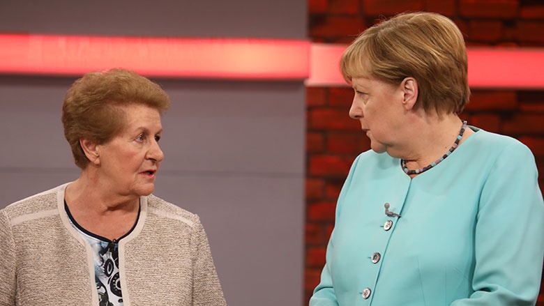 Rentnerin Lioba Bichl und Bundeskanzlerin Angela Merkel
