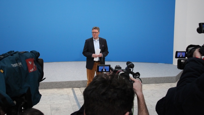 Michael Grosse-Brömer, Parlamentarischer Geschäftsführer der CDU/CSU-Fraktion, während eines Pressestatemens zum Auftakt der Koalitionsverhandlungen von CDU/CSU und SPD Michael Grosse-Brömer, Parlamentarischer Geschäftsführer der CDU/CSU-Fraktion, während eines Pressestatemens zum Auftakt der Koalitionsverhandlungen von CDU/CSU und SPD