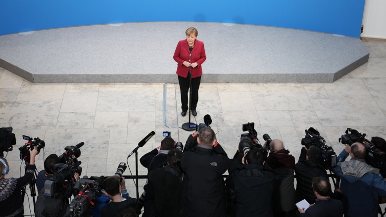 Bundeskanzlerin Angela Merkel während eines Pressestatemens zum Auftakt der Koalitionsverhandlungen von CDU/CSU und SPD Bundeskanzlerin Angela Merkel während eines Pressestatemens zum Auftakt der Koalitionsverhandlungen von CDU/CSU und SPD