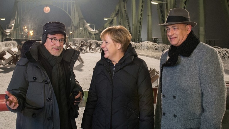 Bundeskanzlerin Angela Merkel mit Regisseur Steven Spielberg und Schauspieler Tom Hanks an der Glienicker Brücke