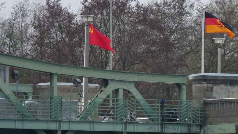 Aufnahme von der Glienicker Brücke während der Dreharbeiten zu "Bridge Of Spies" (2015) Aufnahme von der Glienicker Brücke während der Dreharbeiten zu "Bridge Of Spies" (2015)