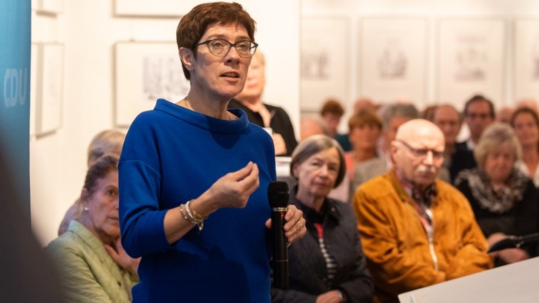 CDU-Generalsekretärin Anngret Kramp-Karrenbauer auf Wahlkampf in Hessen, Dreieich CDU-Generalsekretärin Anngret Kramp-Karrenbauer auf Wahlkampf in Hessen, Dreieich