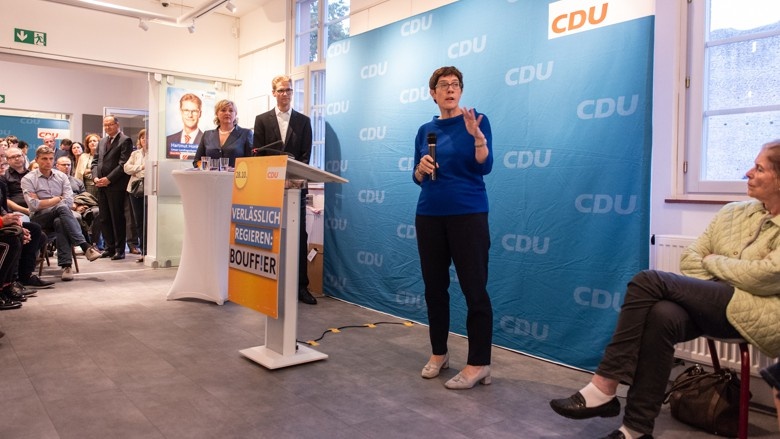 CDU-Generalsekretärin Anngret Kramp-Karrenbauer auf Wahlkampf in Hessen, Dreieich CDU-Generalsekretärin Anngret Kramp-Karrenbauer auf Wahlkampf in Hessen, Dreieich
