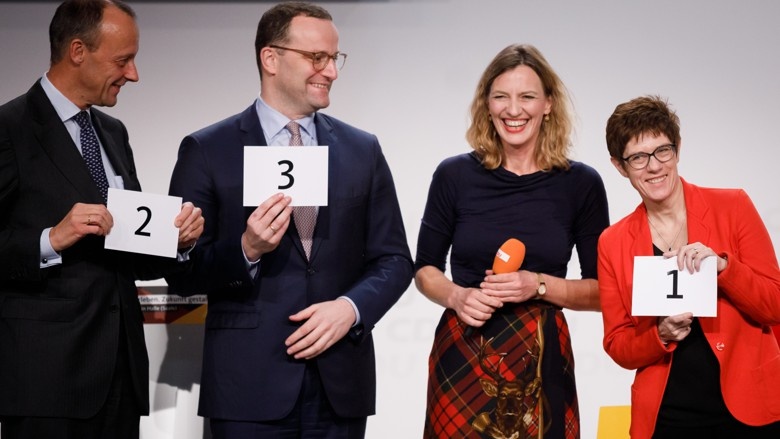 Die drei Kandidaten für den CDU-Vorsitz Friedrich Merz, Jens Spahn und Annegret Kramp-Karrenbauer mit Moderatorin Tanja Samrotzki