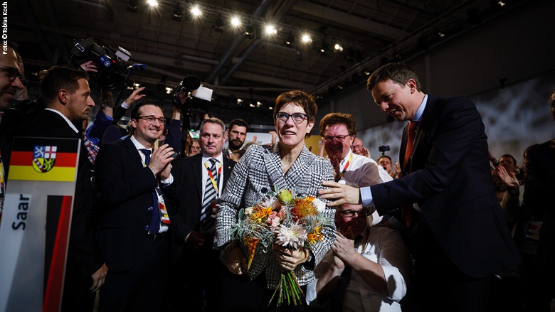 Ein Blumenstrauß für die neue CDU-Vorsitzende Annegret Kramp-Karrenbauer