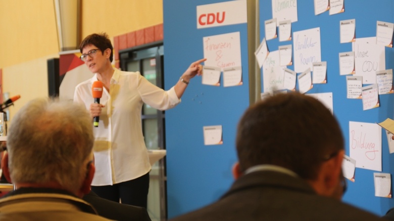 CDU-Generalsekretärin Annegret Kramp-Karrenbauer Zuhör-Tour Fulda