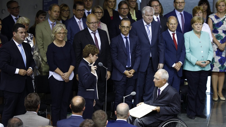 Vereidigung der neuen Verteidigungsministerin Annegret Kramp-Karrenbauer durch Bundestagspräsident Wolfgang Schäuble Vereidigung der neuen Verteidigungsministerin Annegret Kramp-Karrenbauer durch Bundestagspräsident Wolfgang Schäuble