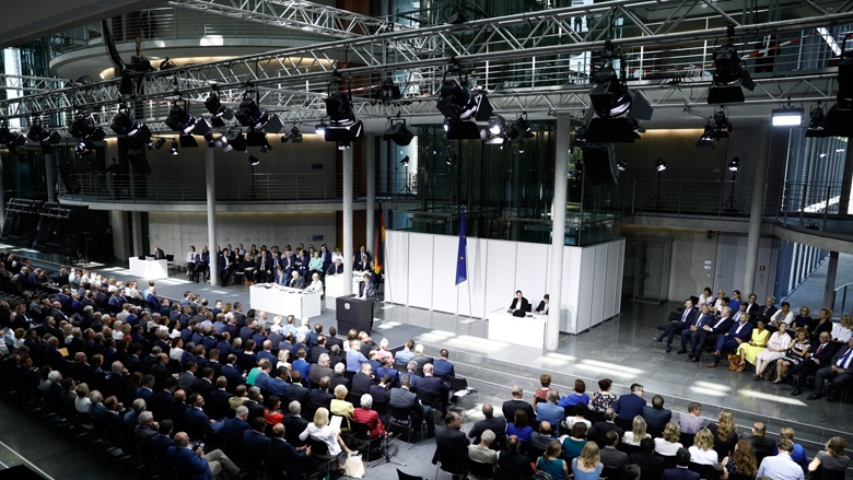 Verteidigungsministerin Annegret Kramp-Karrenbauer bei ihrer Regierungserklärung Verteidigungsministerin Annegret Kramp-Karrenbauer bei ihrer Regierungserklärung