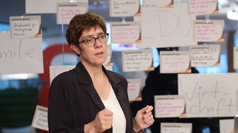 Das Bild zeigt: CDU-Generalsekretärin Annegret Kramp-Karrenbauer beantwortet eingegangene Fragen mit Blick in die TV-Kamera.