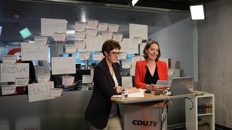 Das Bild zeigt CDU-Generalsekretärin Annegret Kramp-Karrenbauer mit Moderatorin Britta Rottbeck.