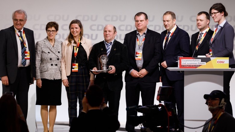 Annegret Kramp-Karrenbauer übergibt den Preis für innovative Parteiarbeit 2018 an den Ortsvorsitzenden Eckhard Harder vom CDU Ortsverband Tangstedt  