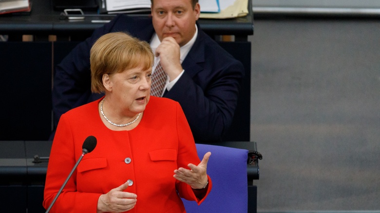 Bundeskanzlerin Angela Merkel erläutert in der Fragestunde des Bundestags die Politik der Bundesregierung Das Bild zeigt: Bundeskanzlerin Angela Merkel erläutert in der Fragestunde des Bundestags die Politik der Bundesregierung